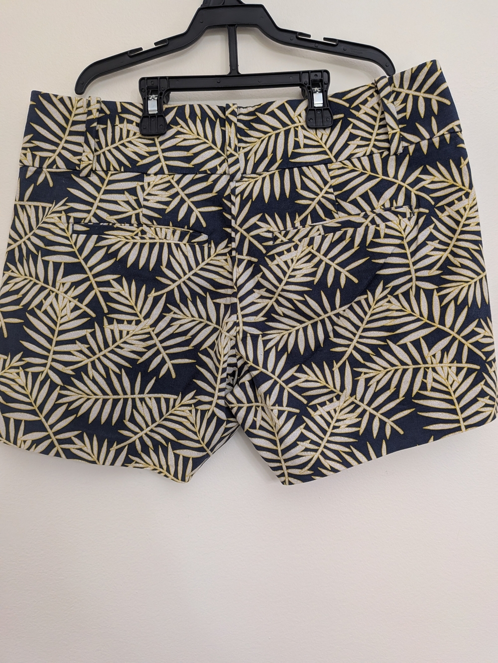 New Drop Ann Taylor edgy Leaf Print Navy & Cream Shorts